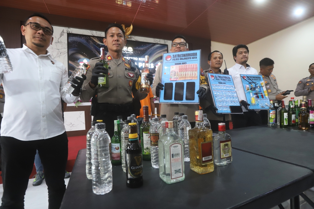BARANG BUKTI: Kapolres Mojokerto Kota AKBP Herdiawan Arifianto (tengah) menunjukkan barang bukti kasus narkoba dalam pers rilis akhir tahun, Senin (29/12).