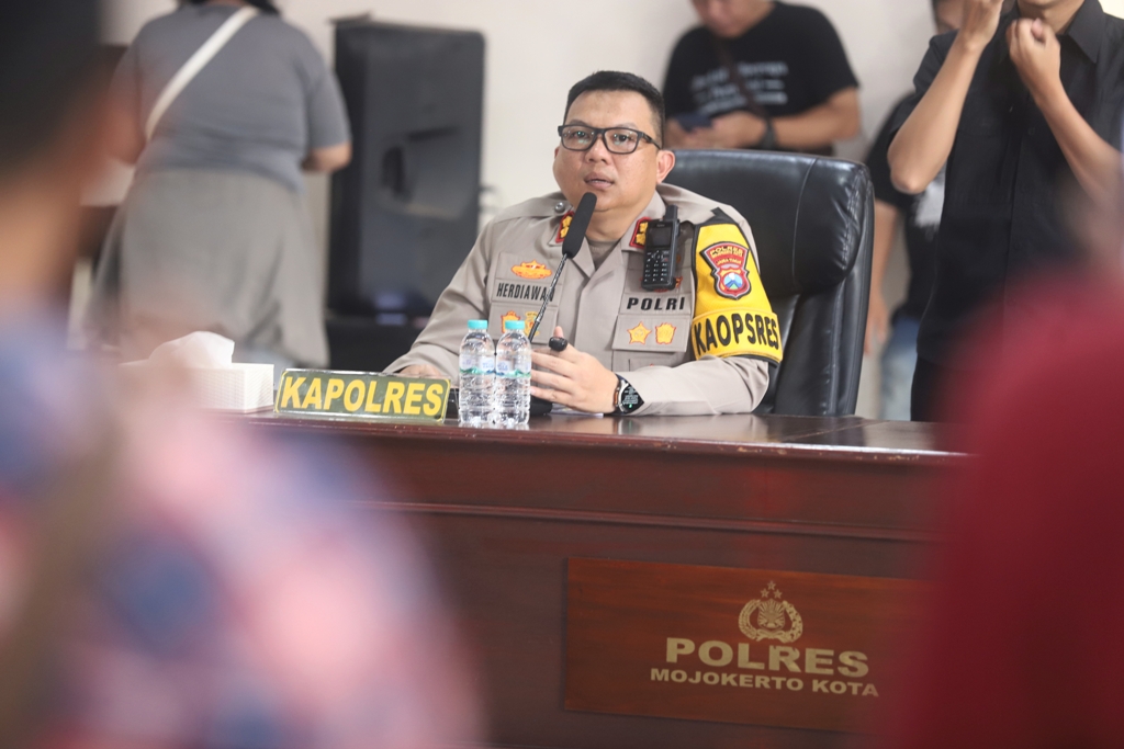 PREVENTIF: Kapolres Mojokerto Kota AKBP Herdiawan Arifianto menyampaikan imbauan malam tahun baru dalam pers rilis, Senin (29/12).