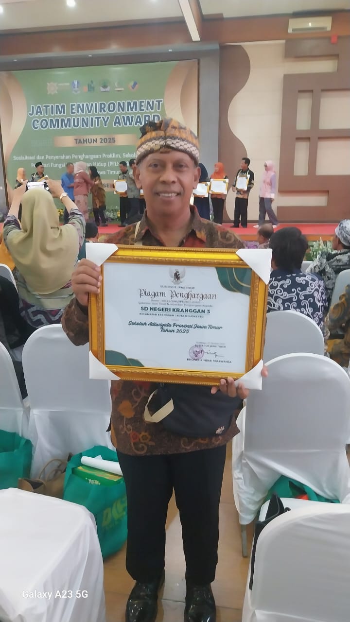 KOMITMEN: Kepala SDN Kranggan 3, Kota Mojokerto Djimin meraih penghargaan Sekolah Adiwiyata Provinsi dari Pemprov Jatim, Rabu (24/12) lalu.