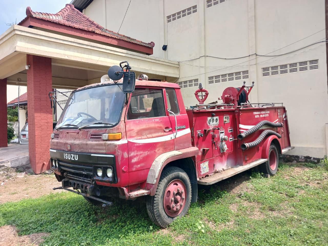 NGANDANG: Armada damkar milik UPTD Damkar Kota Mojokerto terparkir di halaman Gudang Aset BPKPD Kota Mojokerto, Jalan Surodinawan, kemarin (29/12).