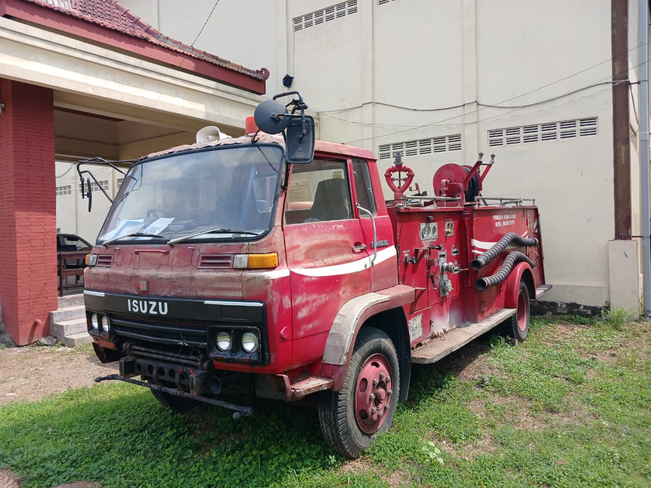 NGANDANG: Armada damkar milik UPTD Damkar Kota Mojokerto terparkir di halaman Gudang Aset BPKPD Kota Mojokerto, Jalan Surodinawan, kemarin (29/12).