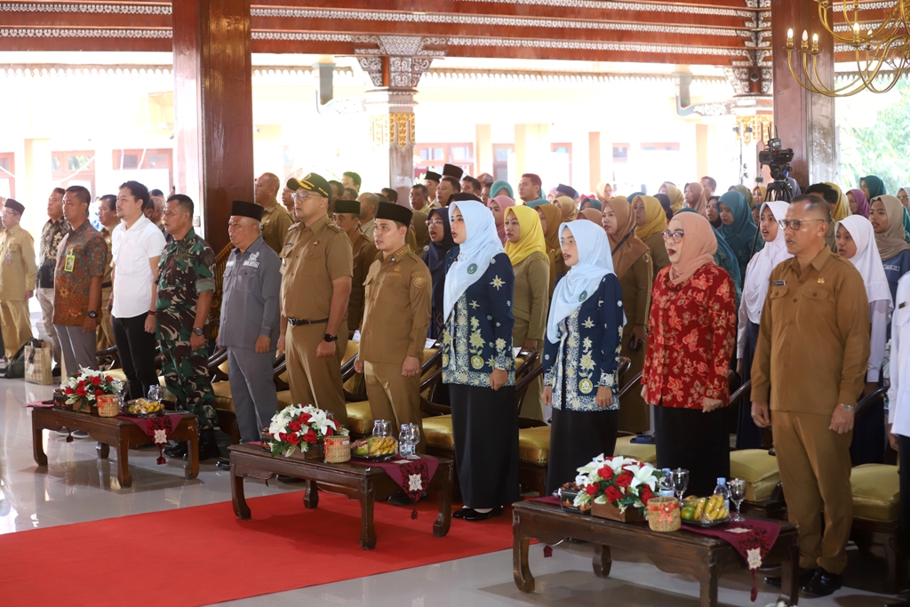LANGKAH STRATEGIS: Bupati Muhammad Albarraa didampingi Wabup dr. Rizal Octavian, Ketua Forum Kabupaten Sehat Mojokerto Shofiya Hanak Albarraa, dan undangan saat menghadiri acara dialog interaktif di P