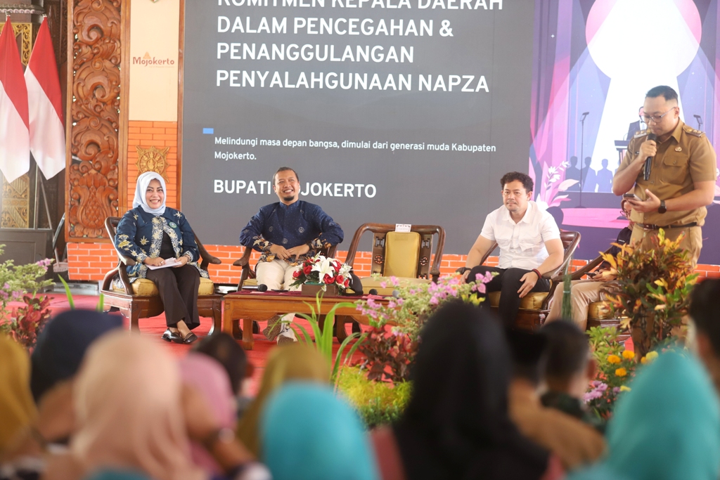 PENCEGAHAN: Wabup dr. Rizal Oktavian (kanan) bersama narasumber dalam dialog interaktif bertema Generasi Emas, Generasi Bersinar, yang digelar Forum Kabupaten Sehat Mojokertodi Pendapa Graha Majatama,