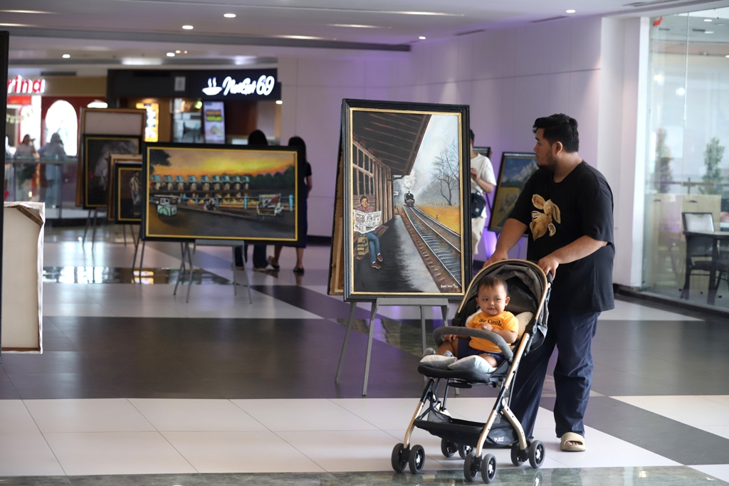 MENARIK: Suasana pameran tunggal Diak Eko yang menjadi bagian dari event Gen Art menjadi jujukan pengunjung Sunrise Mall 2 Mojokerto, Minggu (28/12).