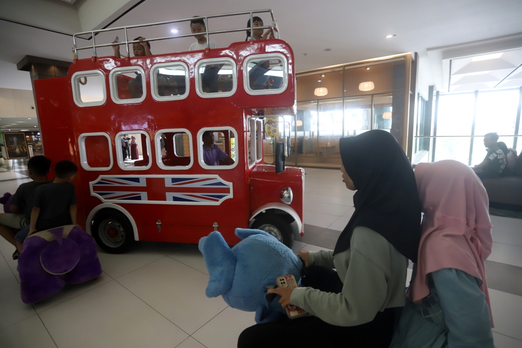 PADAT: Pengunjung Sunrise Mall Mojokerto, berbelanja dan menikmati wahana, kemarin (28/12).