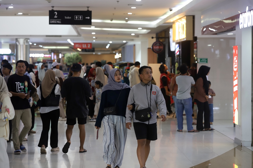 PADAT: Pengunjung Sunrise Mall Mojokerto, berbelanja dan menikmati wahana, kemarin (28/12).