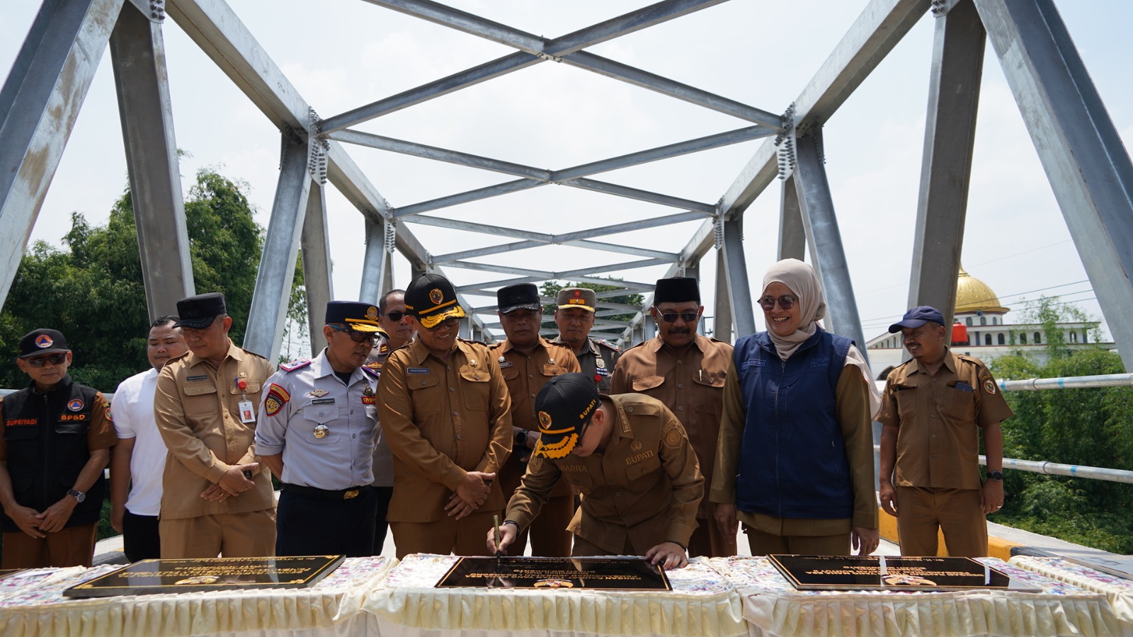 BERI ASAS MANFAAT: Bupati Mojokerto Muhammad Albarraa meresmikan lima proyek jembatan yang sukses dibangun tahun 2025. Secara simbolis peresmian digelar di jembatan Lebaksono, Kecamatan Pungging, kema
