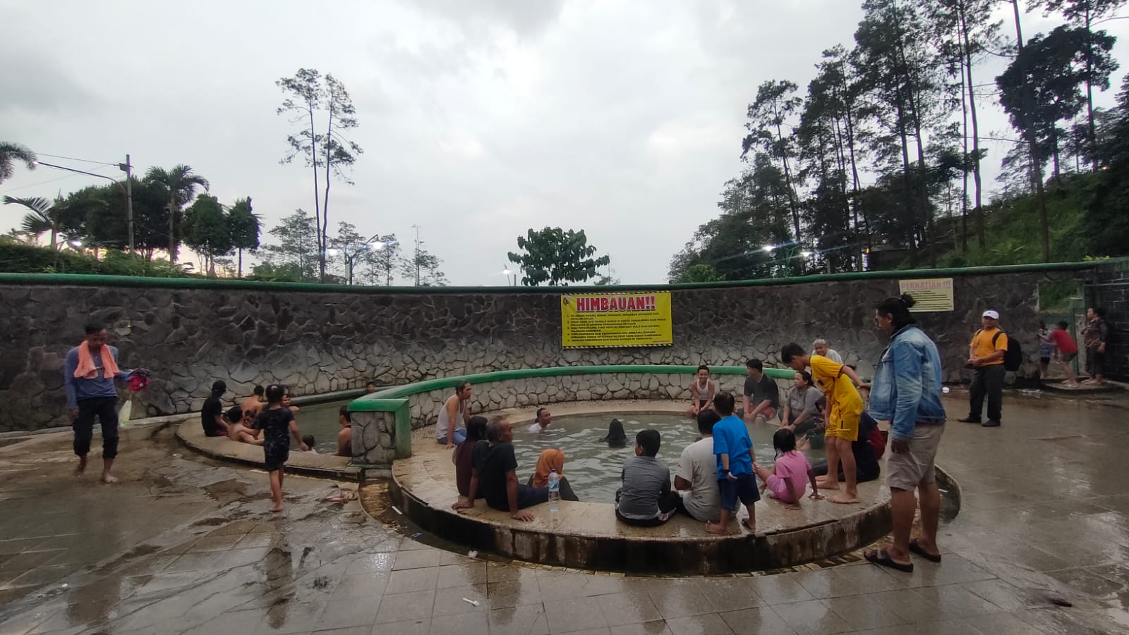 BERGELIAT: Suasana wisatawan tengah menikmati liburan Natal di Wanawisata Air Panas Padusan, Kecamatan Pacet, kemarin (28/12).