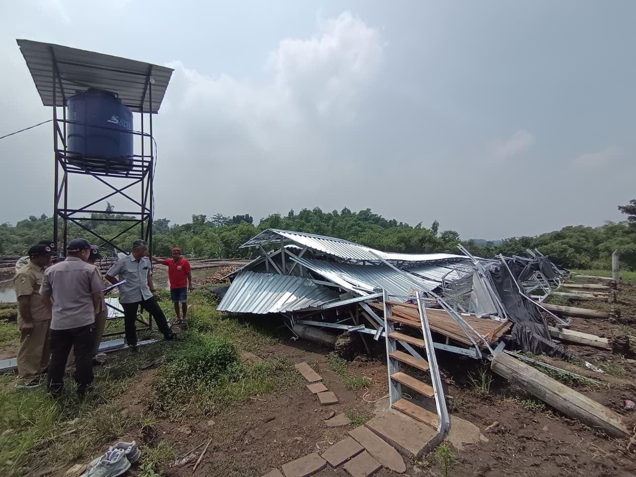 Hujan deras disertai angin kencang yang terjadi Minggu (28/12) mengakibatkan empat wilayah kecamatan di Kabupaten Mojokerto terdampak. Cuaca ekstrem tersebut menyebabkan kandang ayam roboh hingga memp