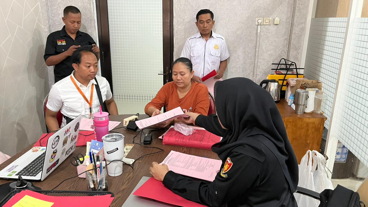 KROSCEK: Makhmudah (kaus merah) diperiksa jaksa penuntut umum saat menjalani pelimpahan tahap II di Kejari Kabupaten Mojokerto, Rabu (10/12).