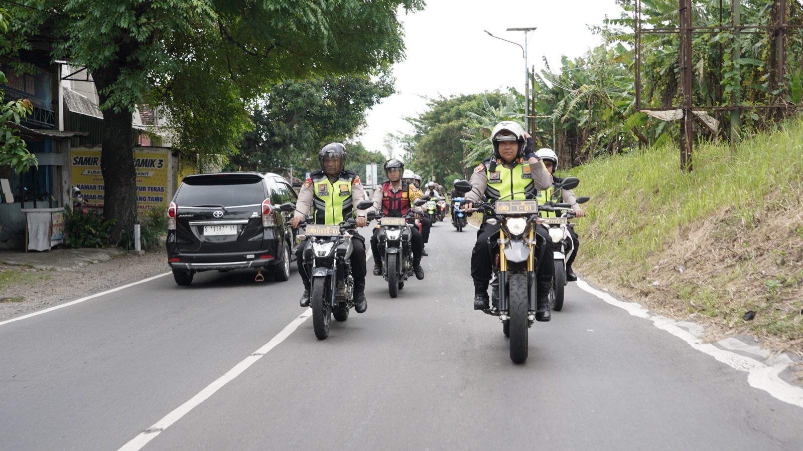 PANTAU WILAYAH: Kapolres Mojokerto Kota AKBP Herdiawan Arifianto (kanan) mengendarai motor saat melakukan patroli objek wisata di utara Sungai Brantas, Sabtu (27/12).
