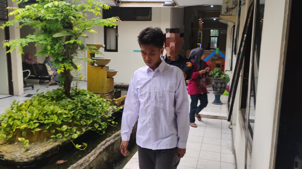 KHAWATIR: Terdakwa rudapaksa anak, YFS digelandang petugas Kejaksaan Negeri Kabupaten Mojokerto usai menjalani sidang vonis di Pengadilan Negeri Mojokerto, 26 November lalu.