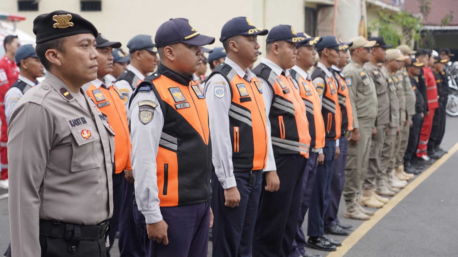 DISIAGAKAN: Ratusan personel gabungan dijejer saat apel Gelar Pasukan Operasi Lilin Semeru 2025 di Mapolres Mojokerto Kota, 19 Desember lalu.