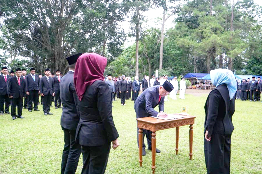 Sebanyak 78 pejabat Pemkot Mojokerto menjalani pelantikan di Magelang. Mereka harus menanggung biaya sendiri lantaran tak bisa mengklaim SPPD.