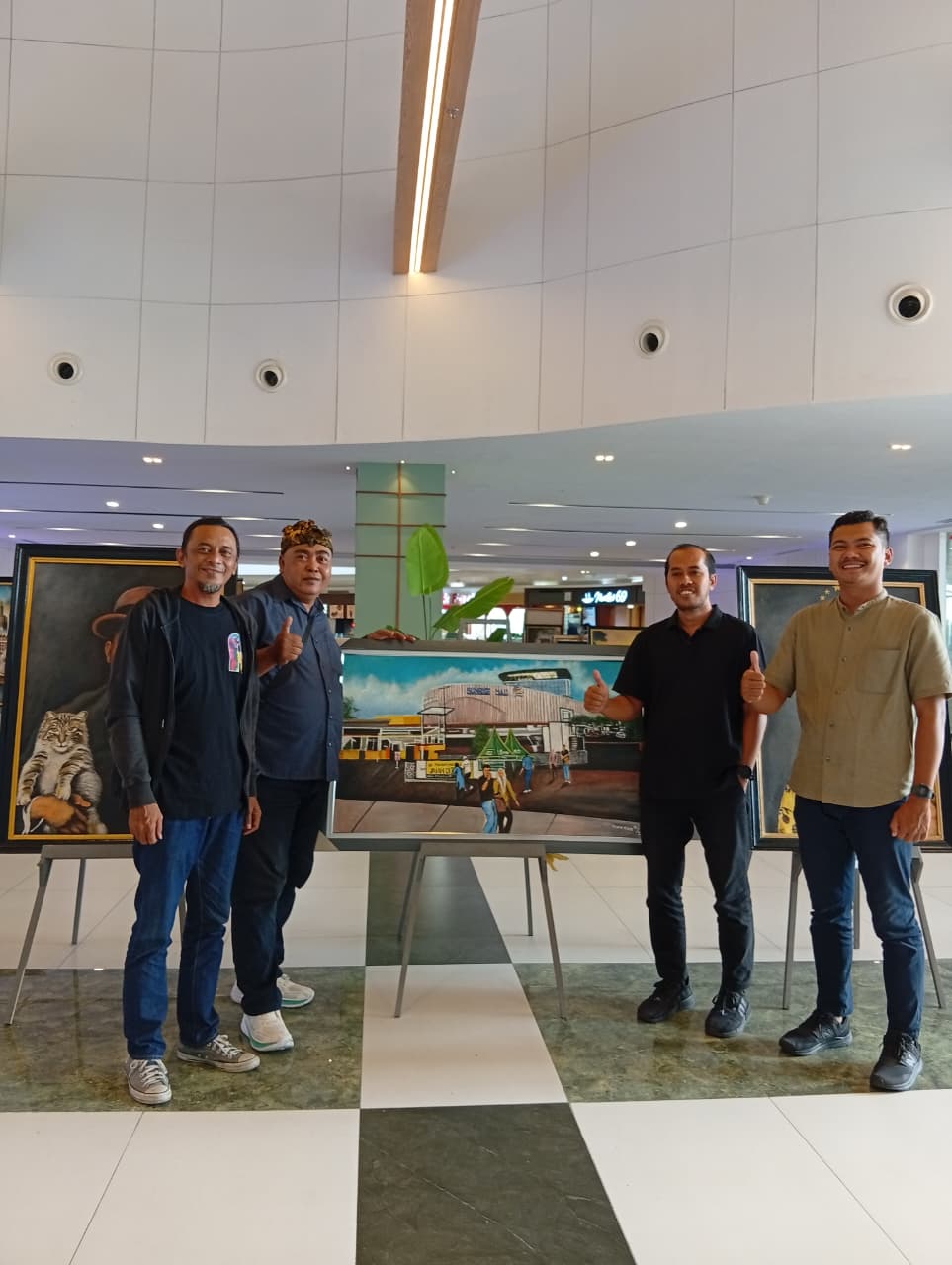 RUANG TEMU: Chief Marketing Sunrise Mall Mojokerto Andiyanto Vino (dua dari kanan) bersama Manajer Event JPM Arief (paling kanan), pelukis Diak Eko (dua dari kanan).