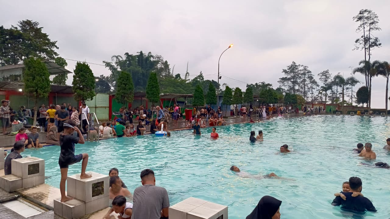 MONITORING: Tim petugas bapenda turun ke lapangan melakukan pengecekan di setiap objek pariwisata yang dikelola Pemkab Mojokerto untuk menutup celah kebocoran PAD dari sektor pariwisata, Kamis (1/1).