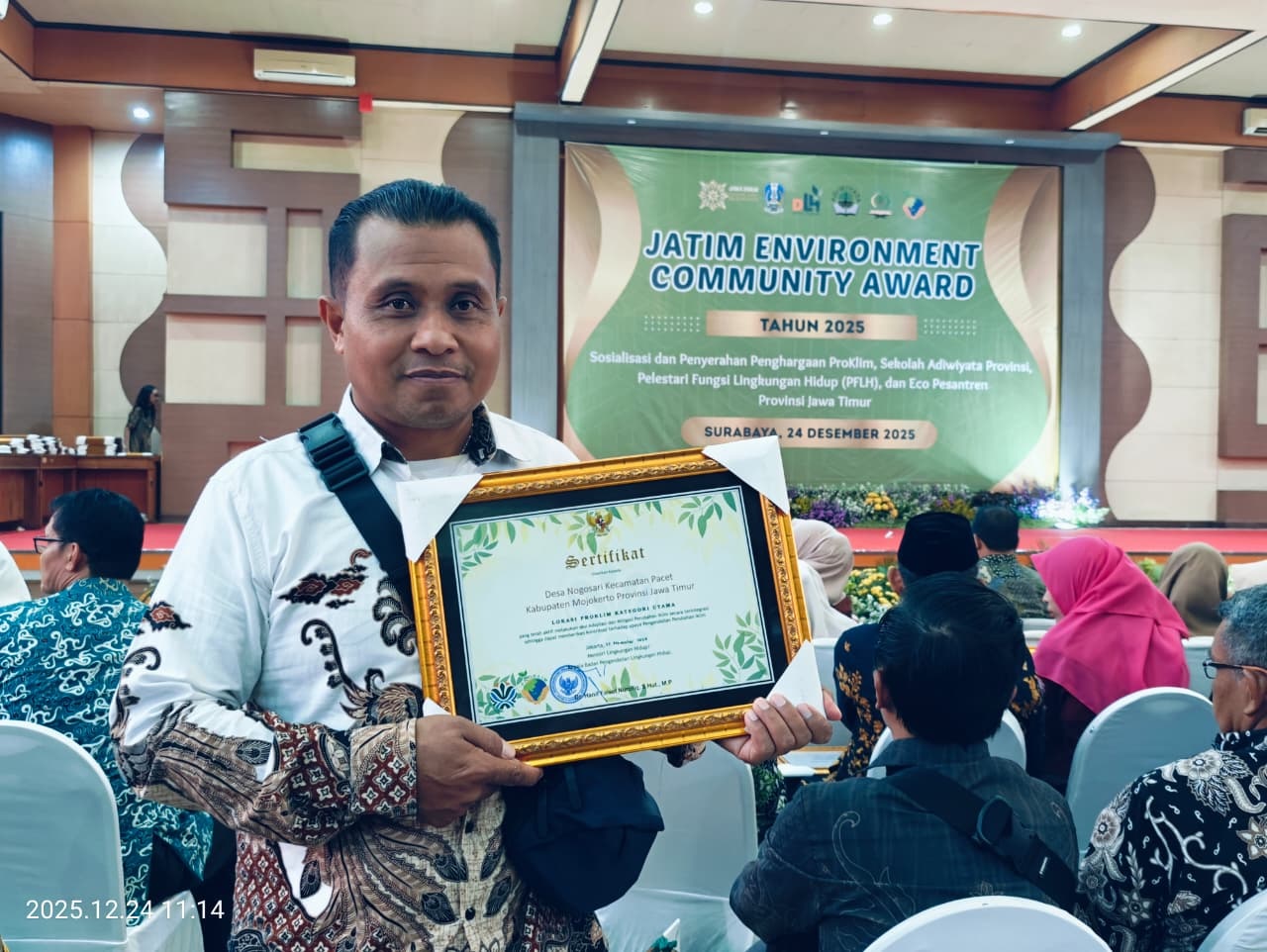 APRESIASI: Kepala Desa Nogosari, Kecamatan Pacet, Yono, menerima sertifikat Proklim Kategori Utama untuk Desa Nogosari dalam acara Jatim Environment Community Award Tahun 2025 di Surabaya, 24 Desember