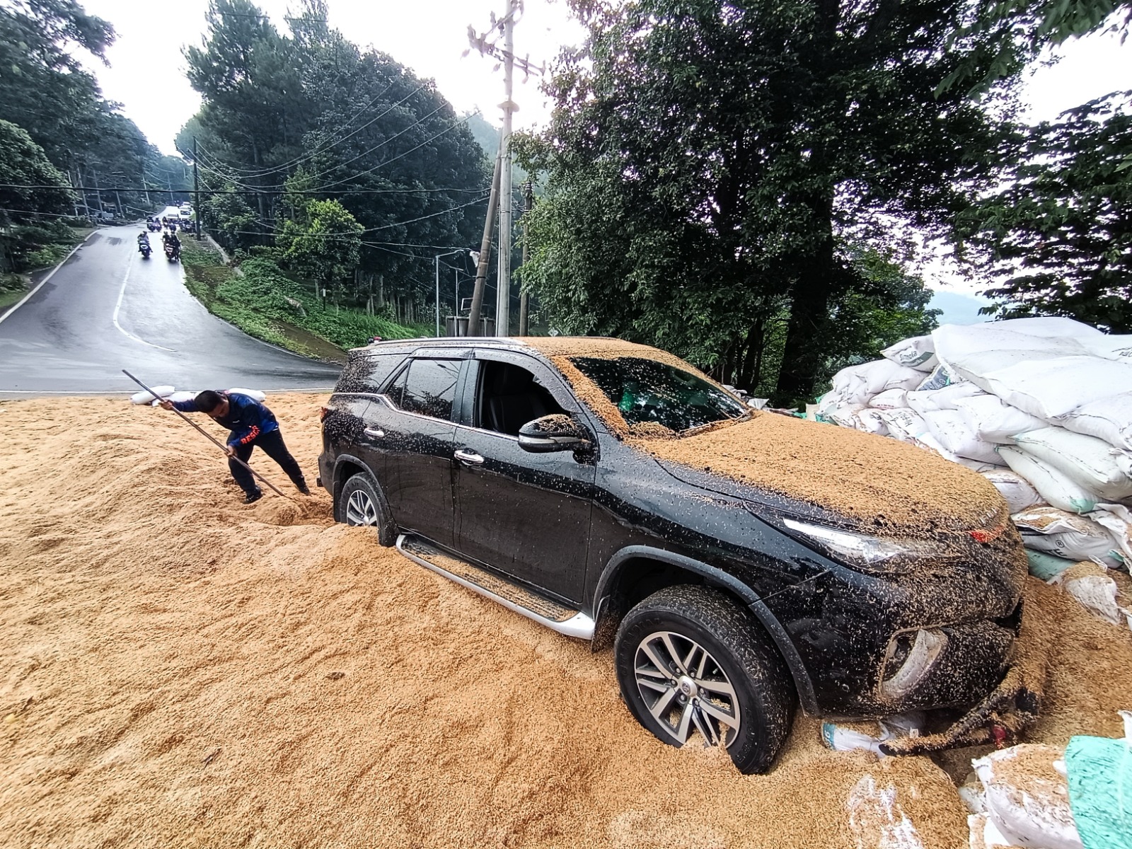 TRANSMISI MATIC: Toyota Fortuner mengalami rem blong dan menerabas jalur penyelamat Gotekan, Desa/Kecamatan Pacet, Kabupaten Mojokerto, Kamis (1/1).