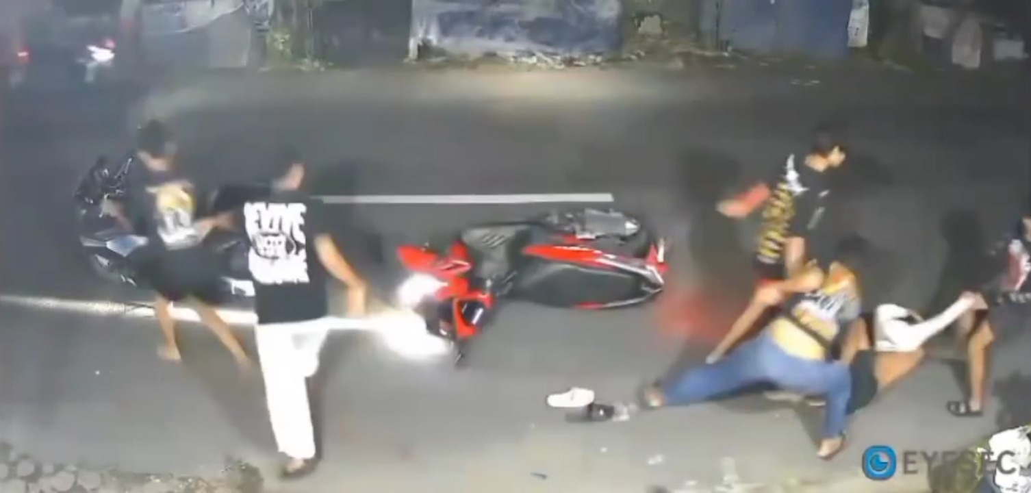 DILAPORKAN POLISI: Korban tampak dikeroyok sekelompok pemuda saat melintas di Jalan Mayjen Sungkono, Kelurahan Wates, Kecamatan Magersari, Kamis (1/1) dini hari.