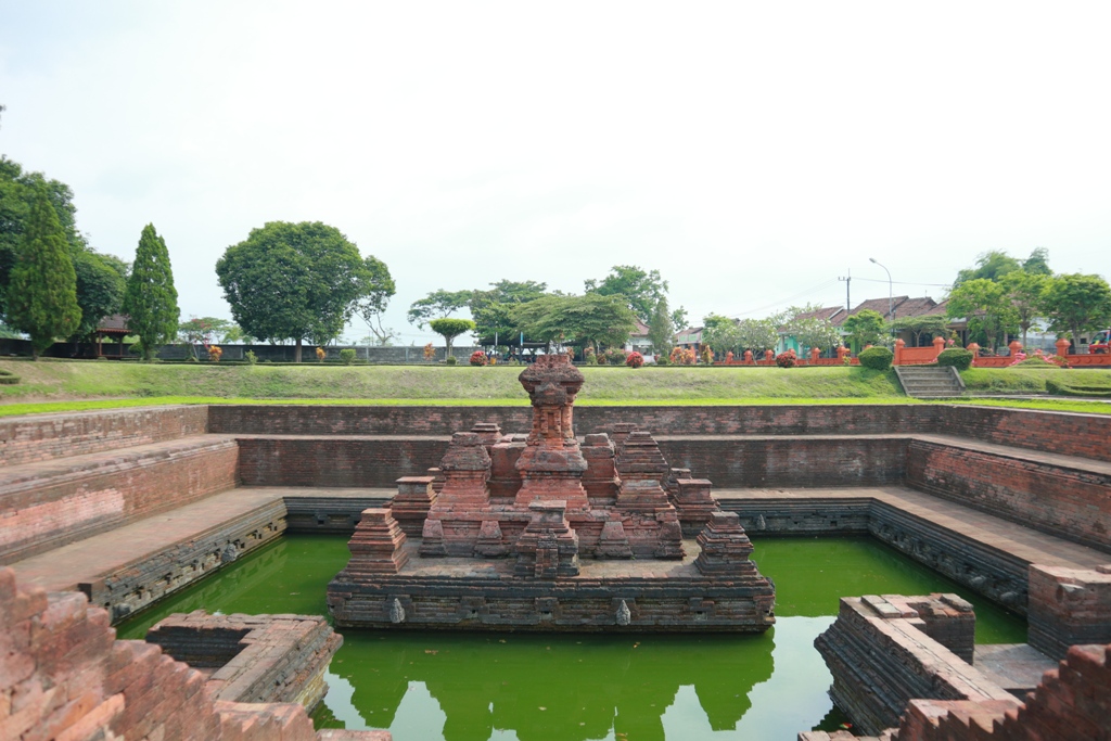 KOKOH: Bangunan Candi Tikus dari masa sekitar 700 tahun masih berdiri hingga kini. Keberadaan jaladwara sebagai saluran pembuangan air ikut menjaga bangunan tetap awet.