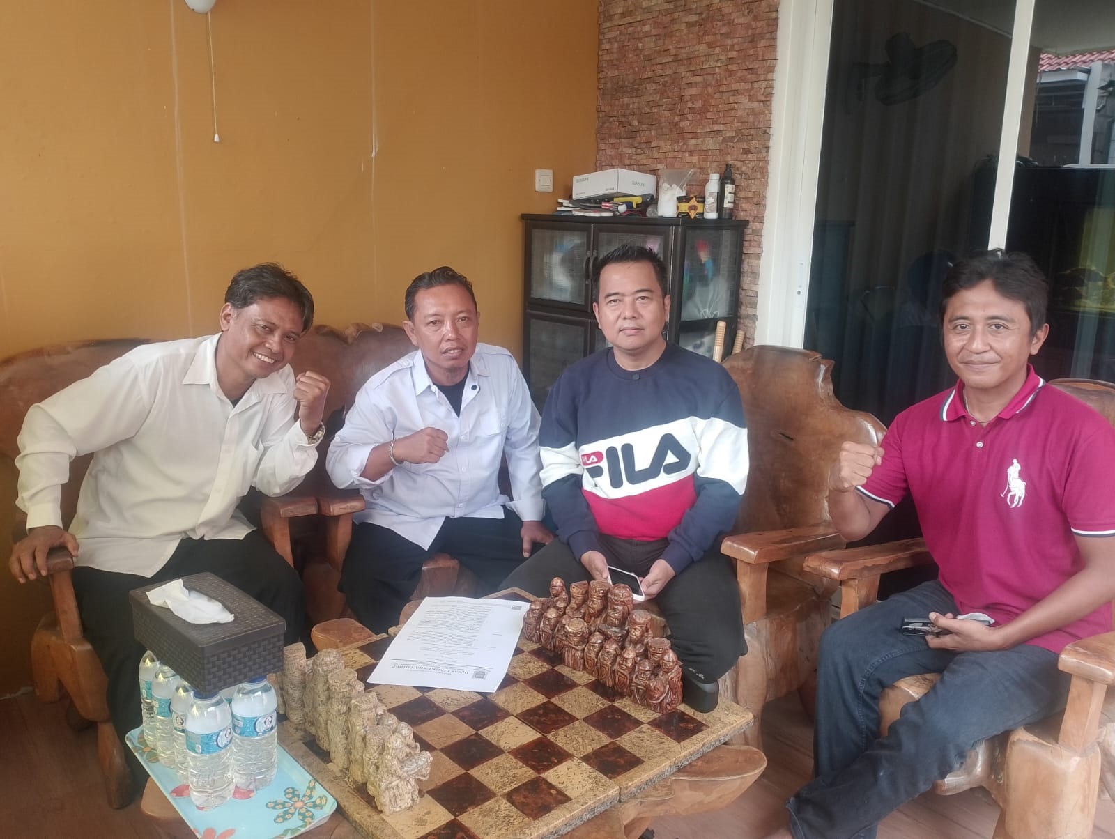 JADI POLEMIK: Tiga tenaga honorer yang dipecat bertemu dengan pengacara Sholeh di Sidoarjo, Rabu (31/12).