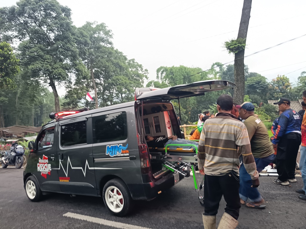 RESPONS CEPAT: Proses evakuasi korban kecelakaan yang dialami rombongan wisatawan asal Surabaya di jalur Pacet-Cangar, Kecamatan Pacet, Kabupaten Mojokerto, Kamis (1/1).
