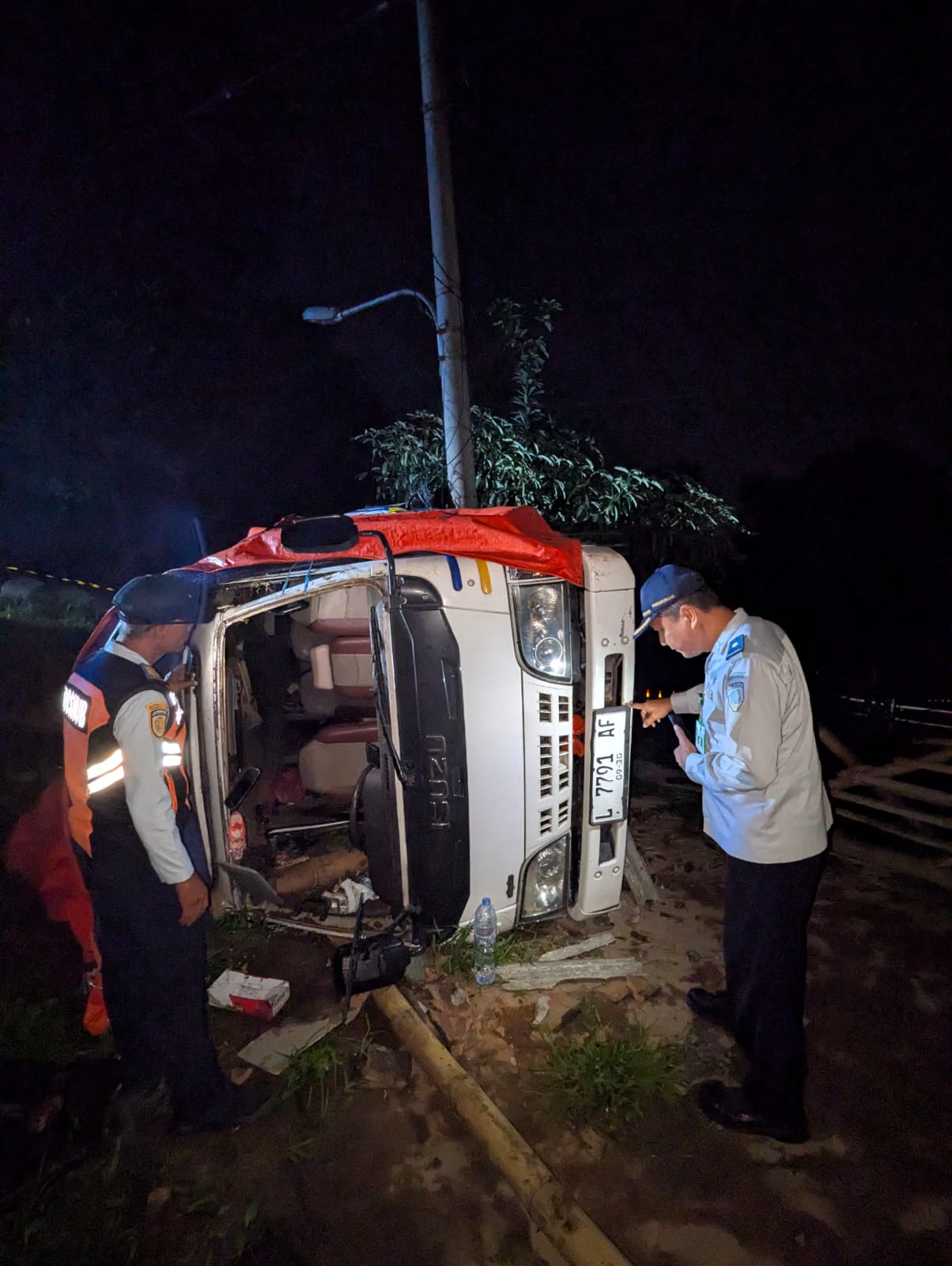 NAHAS: Petugas UPT P3 LLAJ Mojokerto Dishub Jatim bersama Polres Mojokerto melakukan olah TKP kecelakaan tunggal mobil Isuzu Elf akibat rem blong di jalur Pacet-Cangar, Kabupaten Mojokerto, Kamis (1/1
