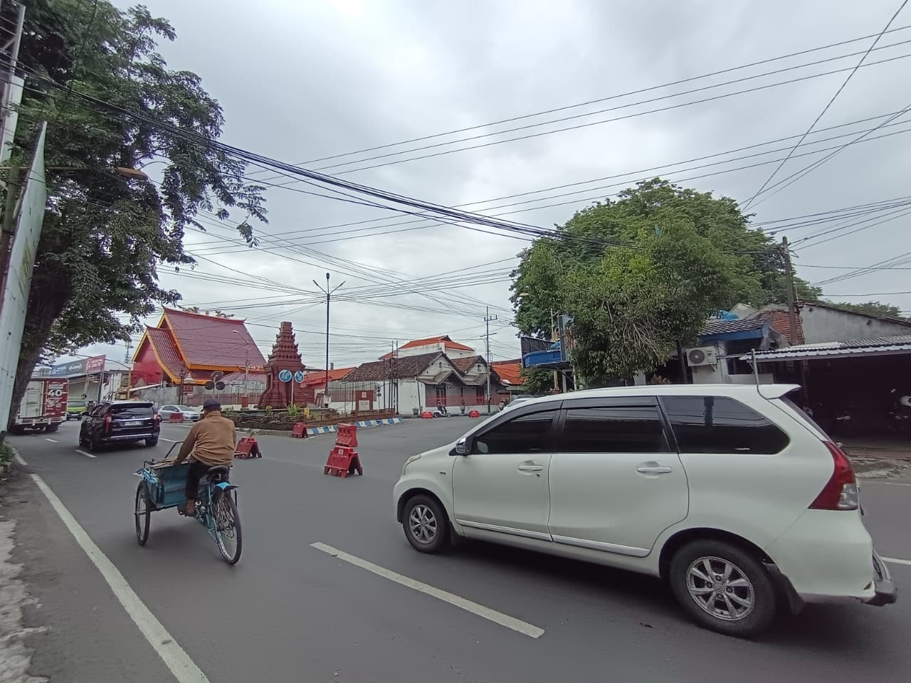DIBATASI: Simpang tiga Kelenteng Hiap Thian Kiong, Kecamatan Mojosari dilakukan rekayasa lalin dengan pengalihan arus untuk menghindari penumpukan kendaraan, Jumat (2/1).