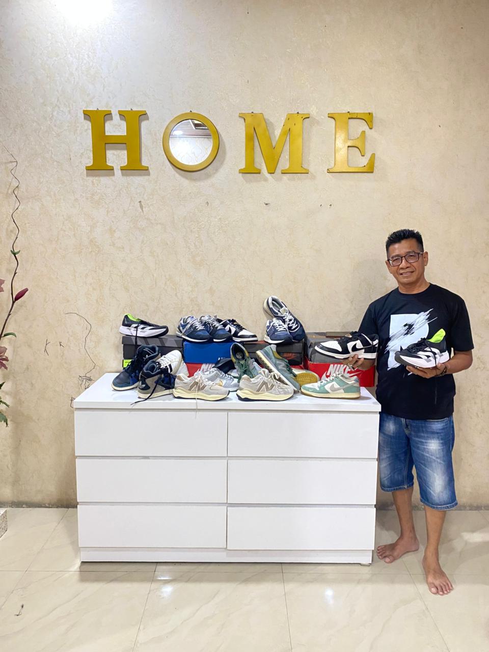 RINTISAN: Roul Amrulloh merintis bisnis thrifting sepatu bermerek sejak dua tahun lalu.