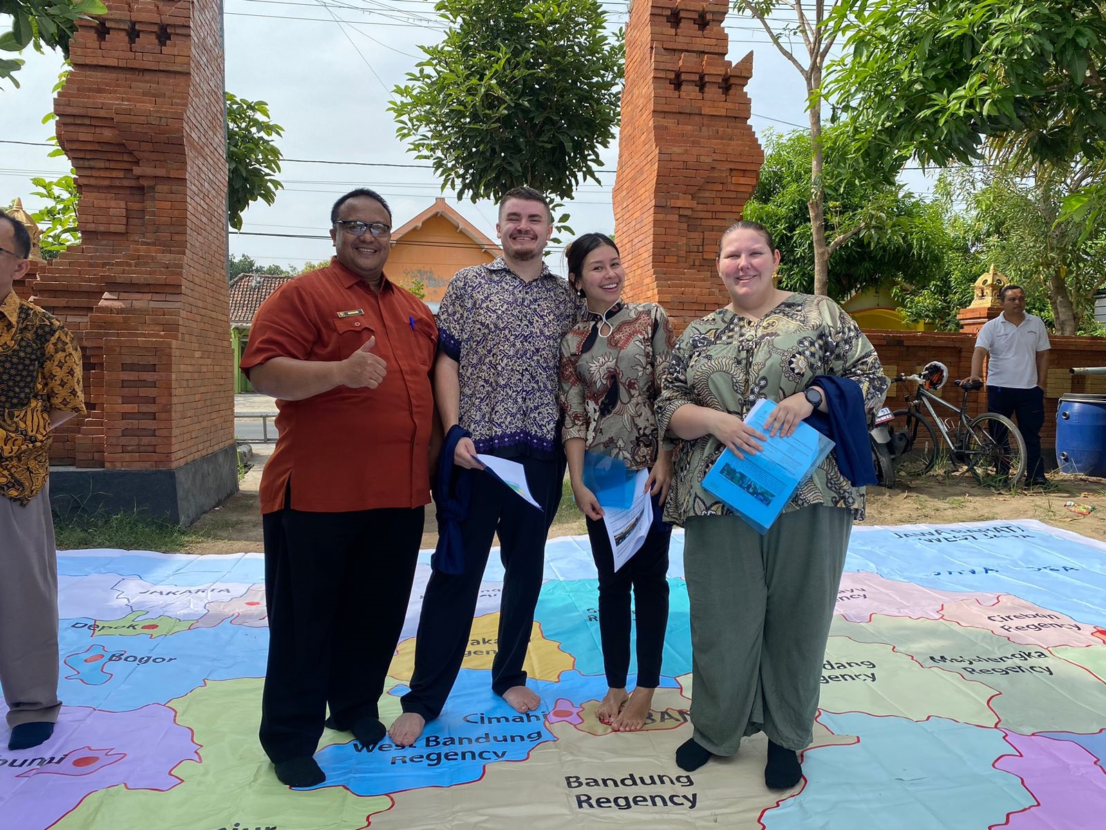 LINTAS NEGARA: Kepala Desa Leminggir, Khusaeni bersama volunter Peace Corps yang sedang menjalani masa pelatihan.