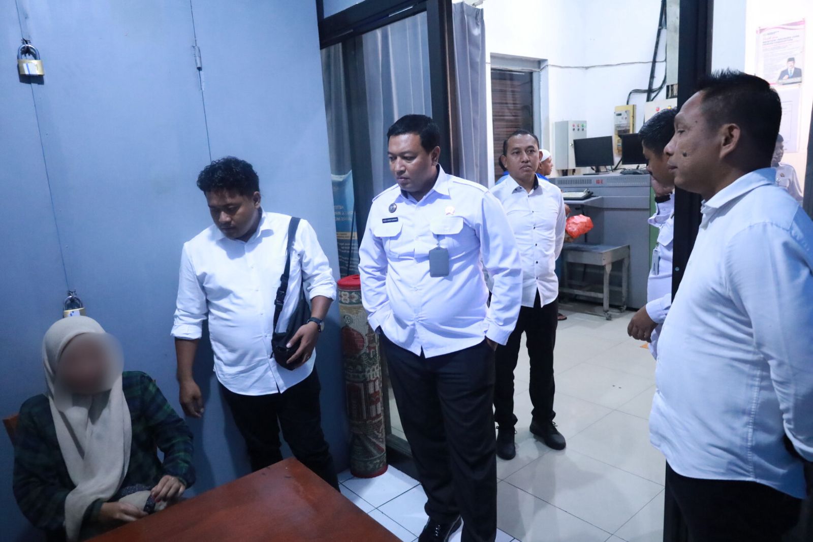 TAK BERKUTIK: Kurir narkoba jaringan lapas, Arif Tri Novianto saat dibekuk tim Satnarkoba Polres Mojokerto Kota di rumahnya di Desa Kramattemenggung, Tarik Sidoarjo, Selasa (30/12).