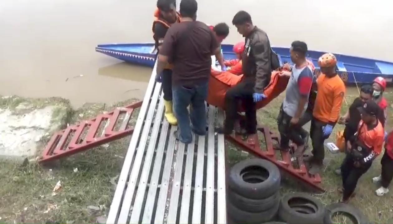 DIEVAKUASI: Jasad Mrs.X yang ditemukan mengapung di aliran Sungai Brantas dievakuasi petugas ke RSUD Wahidin Sudiro Husodo Kota Mojokerto untuk divisum, Minggu (4/1).