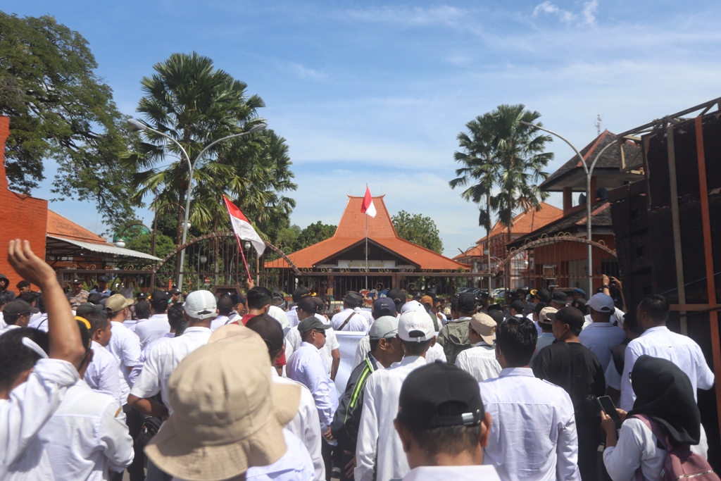 JADI POLEMIK: Kepala desa dan perangkat yang tergabung dalam Pamong Mojopahit saat menggelar aksi menuntut Pemkab Mojokerto memulihkan ADD yang terpangkas, beberapa waktu lalu.