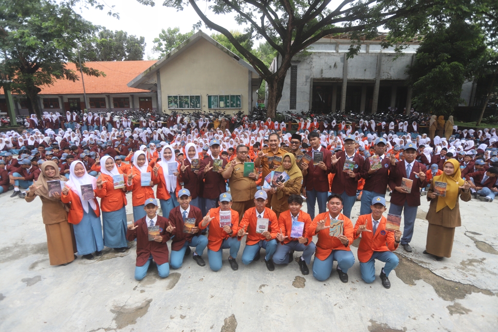 SALAM LITERASI: Kepala SMAN 1 Dawarblandong Edy Sucahyono bersama para guru yang terlibat dalam proses penulisan buku.