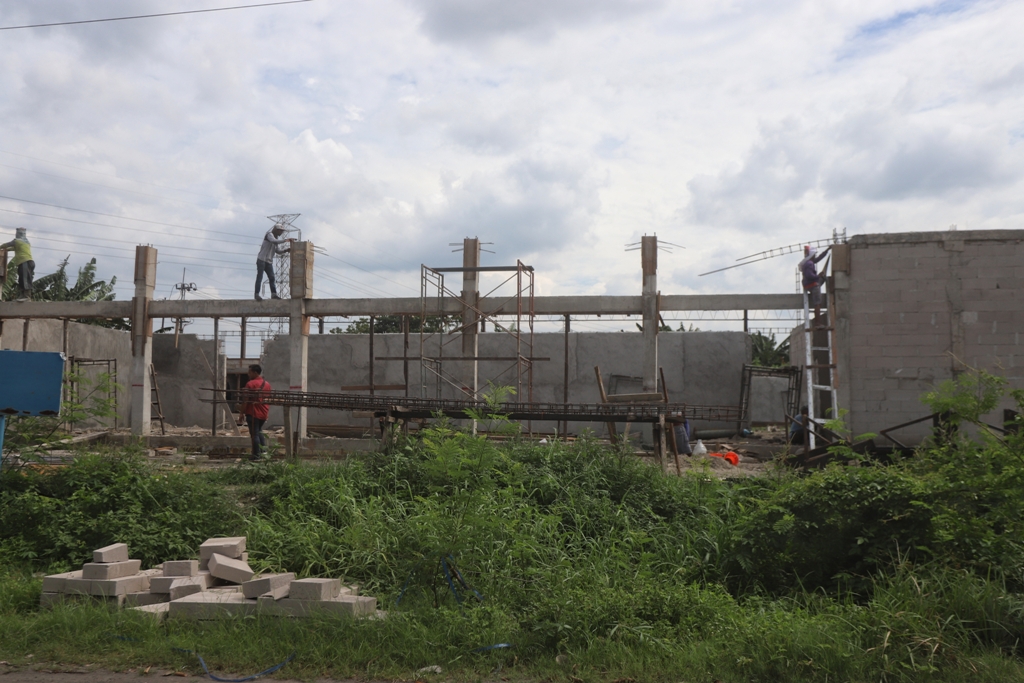 DIBANGUN: Pengerjaan proyek yang ditengarai untuk SPPG di Lingkungan Kedungsari, Kelurahan Gunung Gedangan, Kota Mojokerto.
