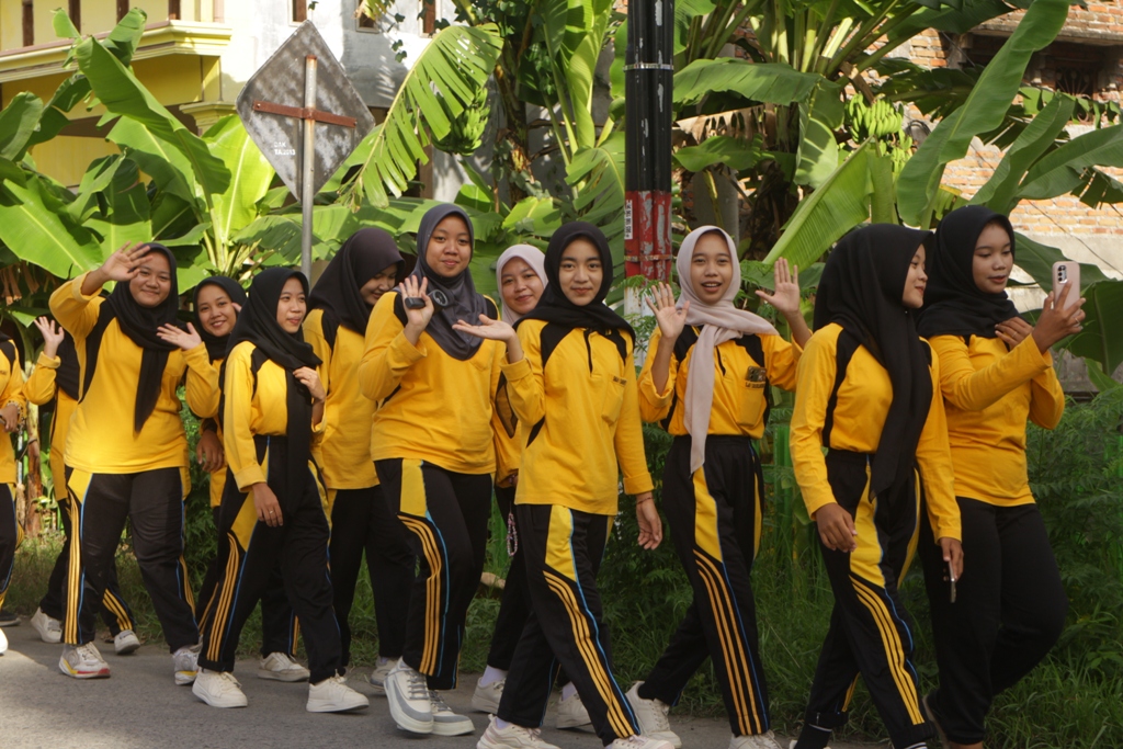 KESERUAN: Siswa SMAN 1 Dawarblandong mengikuti jalan sehat bersama, mengawali rangkaian Dies Natalis ke-23.