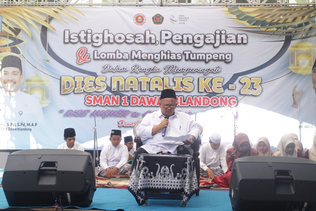 REFLEKSI: KH. Abdul Jalil Umar dari Lamongan, memimpin tausyiah kegiatan hari jadi SMAN 1 Dawarbladong.