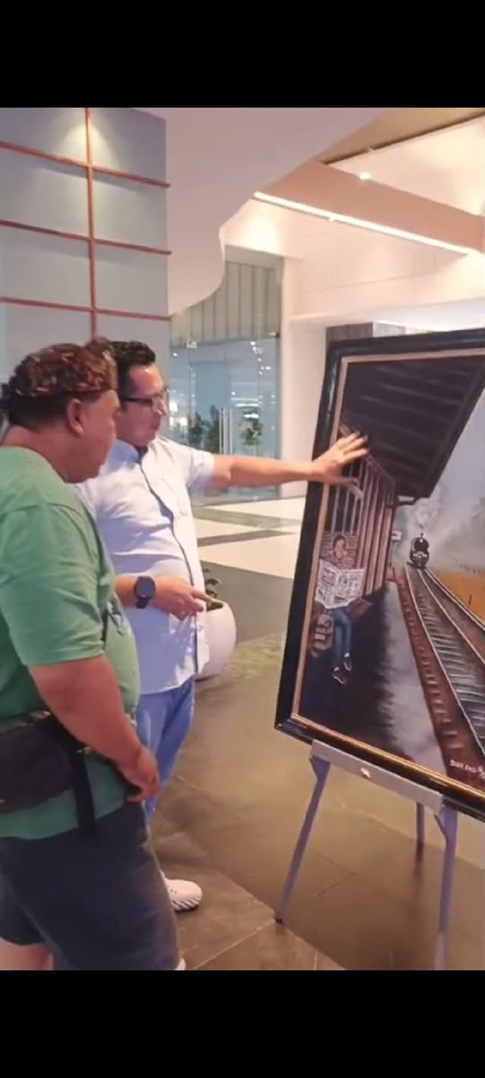 BERI APRESIASI: Sekretaris DPRD Provinsi Jawa Timur M. Ali Kuncoro mengunjungi pameran lukisan tunggal Diak Eko yang digelar Jawa Pos Radar Mojokerto di Sunrise Mall 2 Mojokerto, kemarin (4/1).