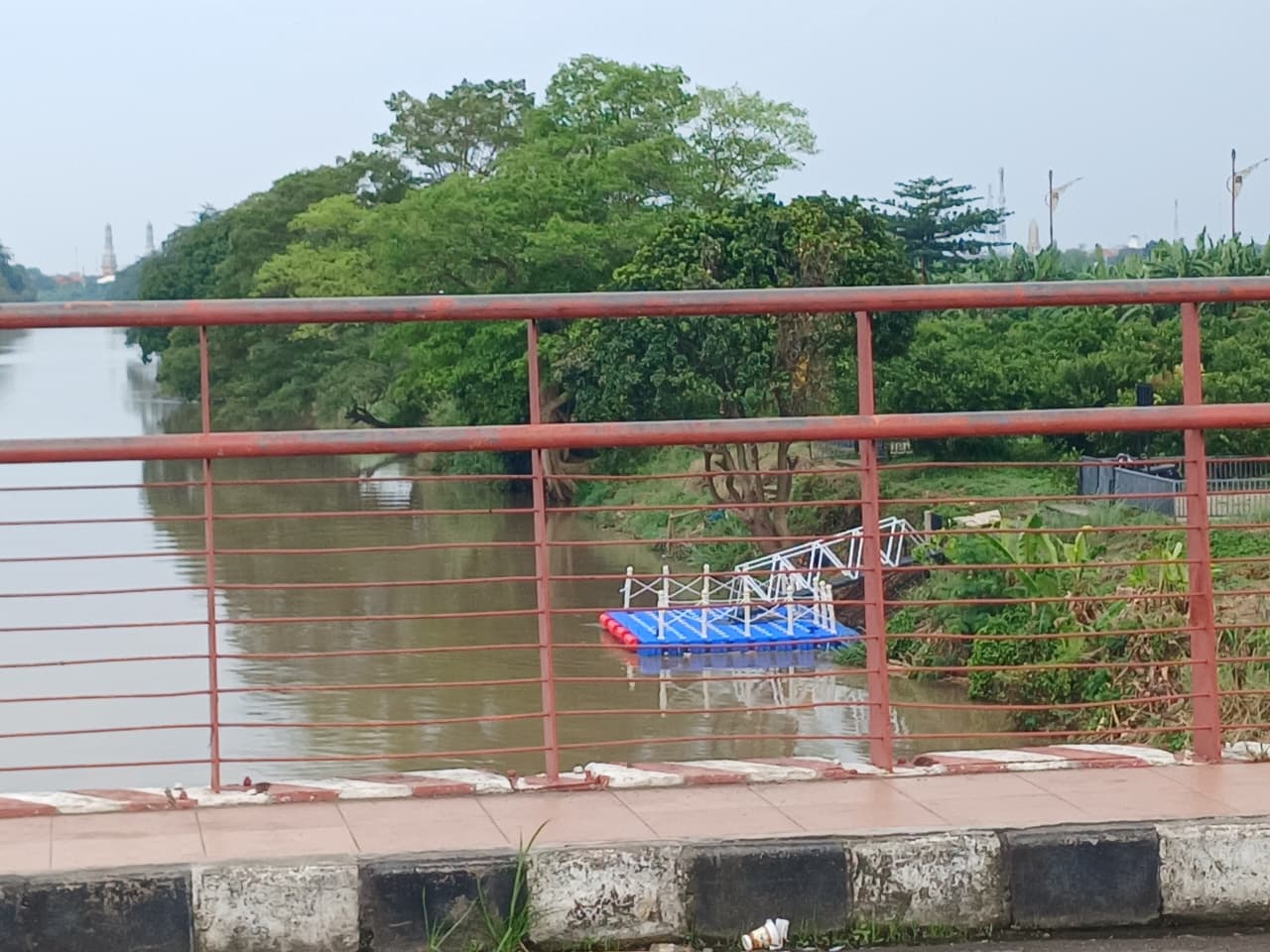 BERBAHAN PLASTIK: Dermaga portabel untuk wisata susur sungai TBM terpasang di tepi Sungai Ngotok, kawasan Jembatan Rejoto, Kecamatan Prajurit Kulon, Kota Mojokerto, kemarin (5/1).