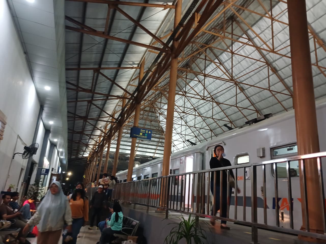 DIMINATI: Penumpang kereta api jarak jauh turun di Stasiun Mojokerto pada momen libur Natal 2025 dan Tahun Baru 2026.