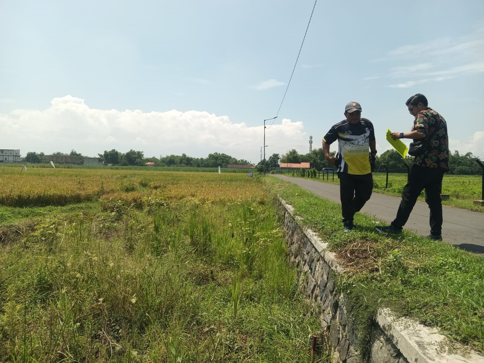 TAHAP TIGA: Tim appraisal mengecek sekaligus mengukur petak lahan pertanian warga yang dibebaskan di Desa Klinterejo, Kecamatan Sooko.