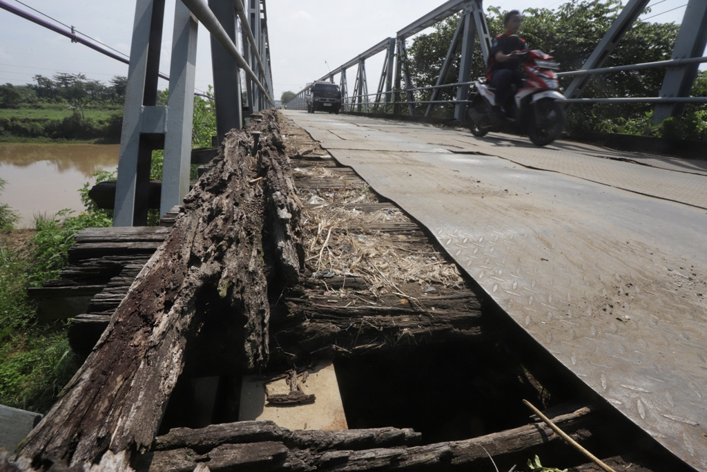 INFRASTRUKTUR RUSAK: Kondisi Jembatan Turi di Desa Leminggir, Kecamatan Mojosari, Kabupaten Mojokerto tampak mengalami pelapukan, Senin (5/1).
