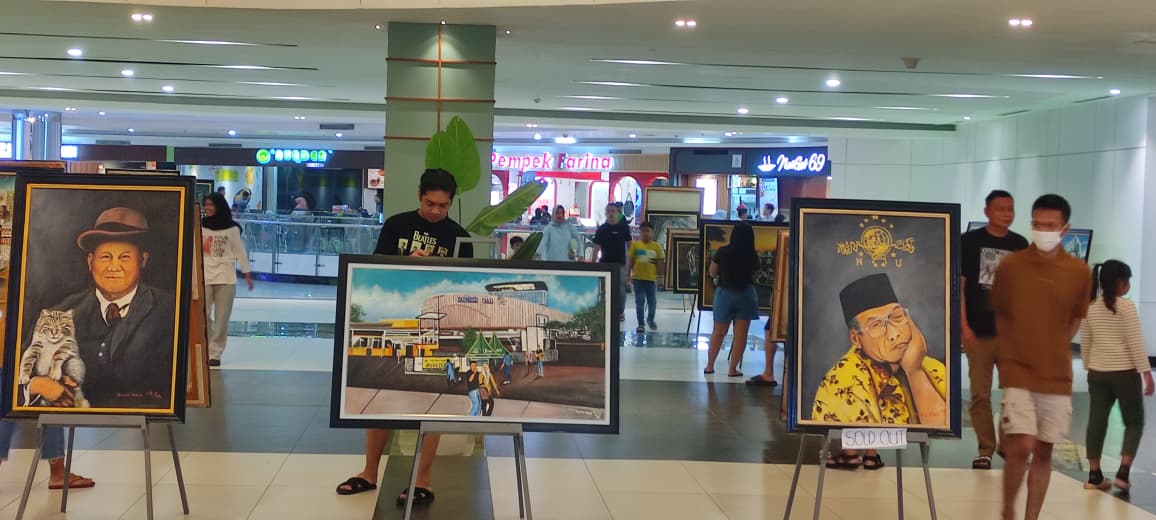 EDUKASI SENI: Pengunjung Sunrise Mall 2 Mojokerto menikmati puluhan karya lukis pameran tunggal Diak Eko, kemarin (4/1).
