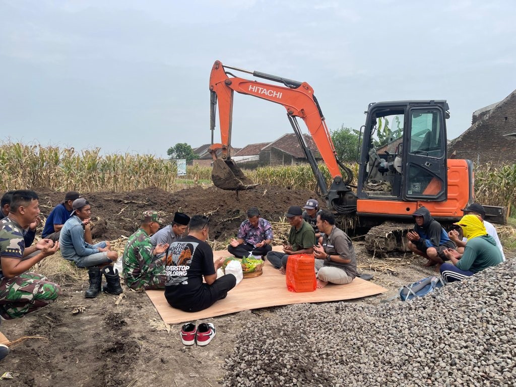 WUJUD SYUKUR: Warga dan pemdes setempat menggelar tumpengan sebagai wujud syukur dimulainya pembangunan gerai KDMP di Desa Sumbertebu, beberapa waktu lalu.