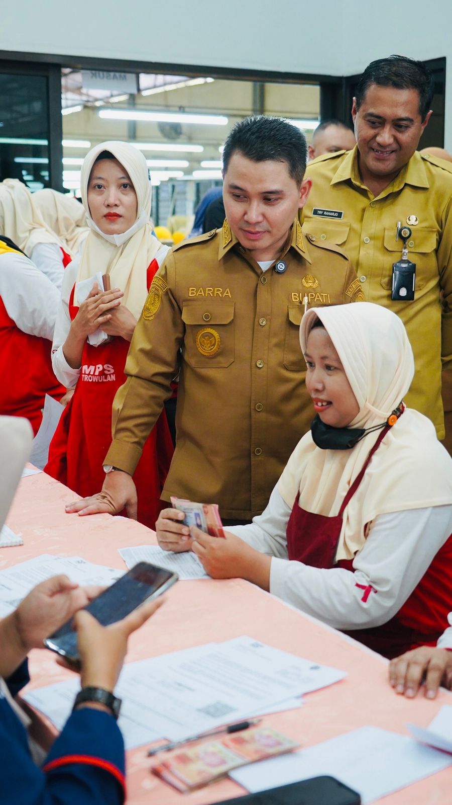 UPAH PEKERJA: Bupati Mojokerto Muhammad Albarraa ketika memantau penyaluran BLT DBHCT di salah satu pabrik rokok area Kabupaten Mojokerto, beberapa waktu lalu.