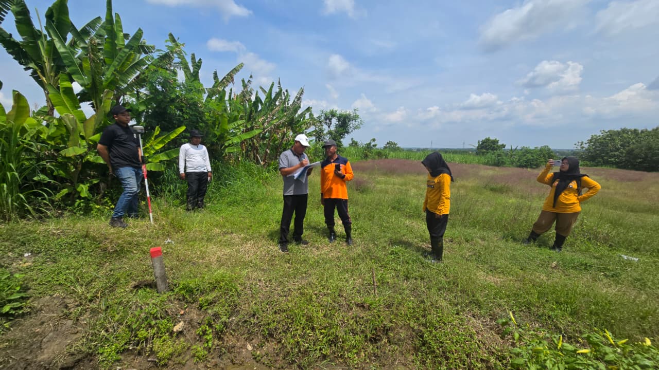 PENGUKURAN: Tim Pemkab Mojokerto melakukan pengukuran lahan yang dibebaskan dari warga Desa Banyulegi, Kecamatan Dawarblandong beberapa waktu lalu.