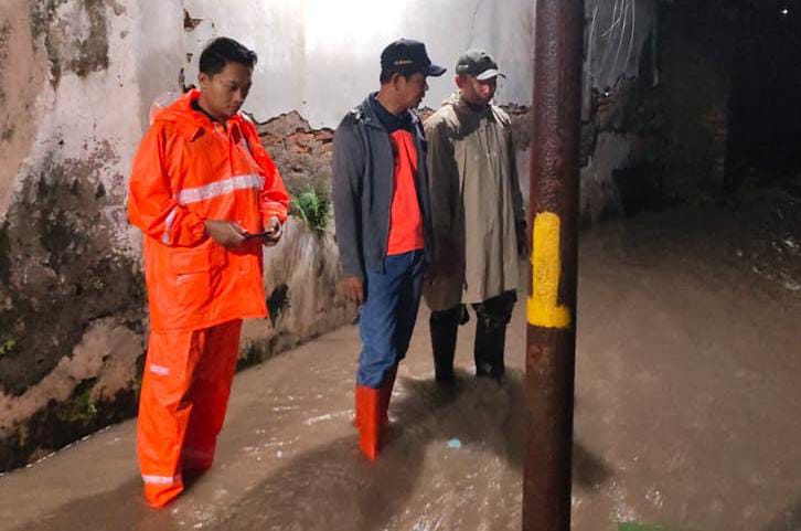 TERENDAM: Personel BPBD Kabupaten Mojokerto meninjau dampak banjir luapan di Desa Balongmasin, Kecamatan Pungging, Sabtu (3/1) malam.