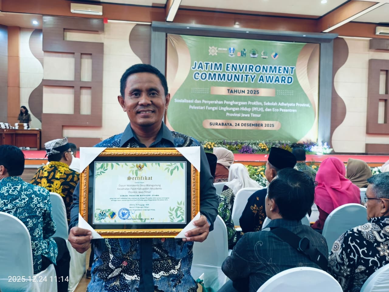 APRESIASI: Kepala Desa Warugunung Agus Sudarmaji menerima piagam penghargaan Proklim kategori utama dari Kementerian Lingkungan Hidup.
