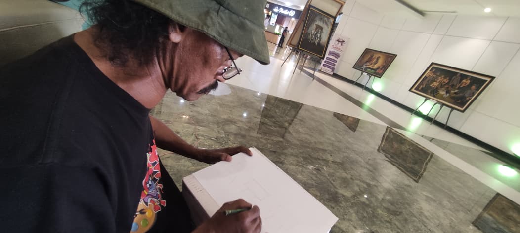 DIBINGKAI KARYA: Yang Bo, pelukis asal Surabaya mengunjungi pameran tunggal Diak Eko sekaligus melukis suasana pameran yang dikemas dalam event Gen Art di Sunrise Mall 2 Mojokerto, kemarin (5/1).