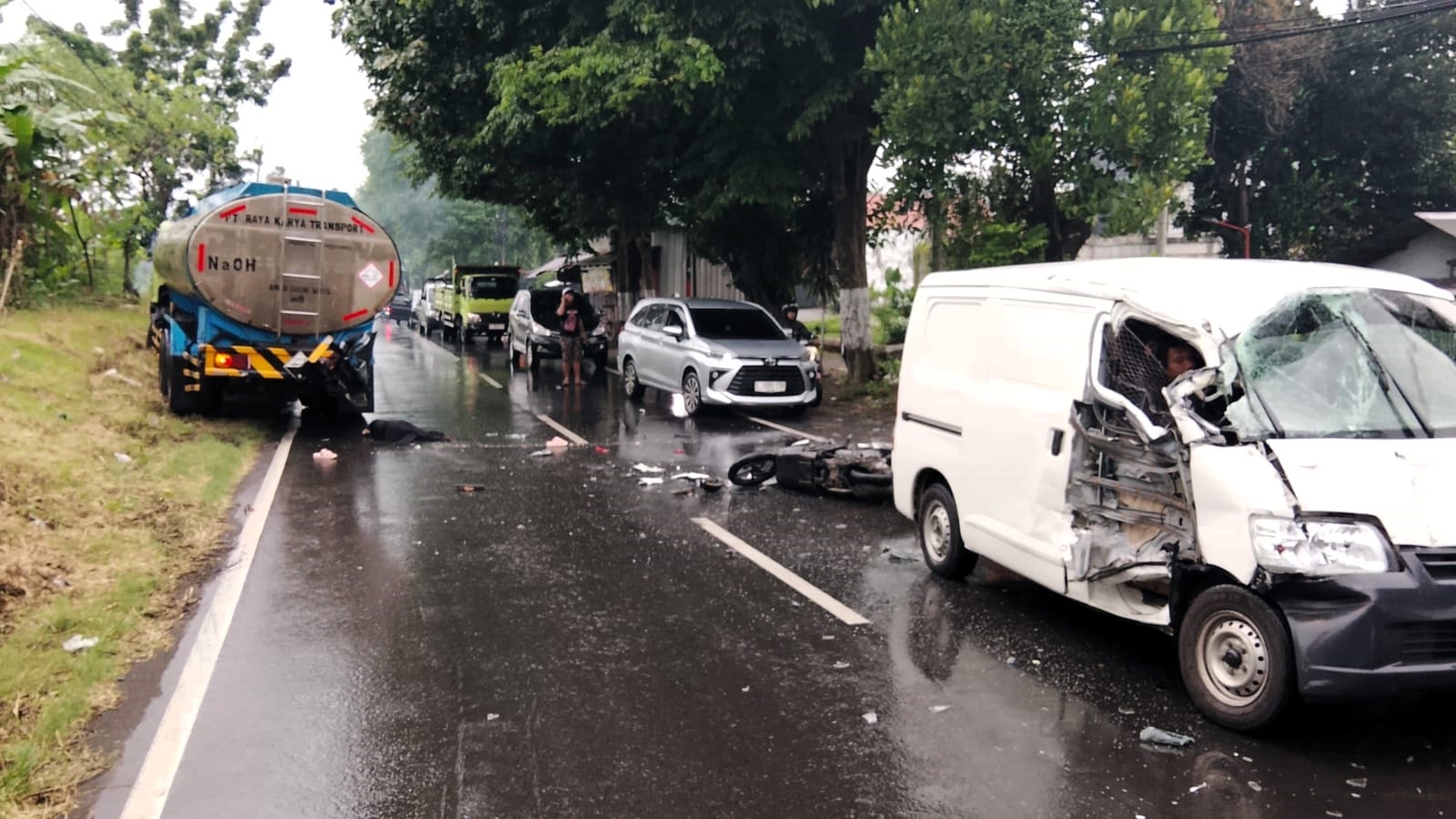 TINGKATKAN KEWASPADAAN: Kecelakaan beruntun melibatkan truk tangki, motor, dan mobil yang menwaskan seorang bocah terjadi di Jalan Raya Mlirip, Desember 2025 lalu.